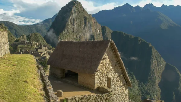 Pohled s vysokým výhledem na zrekonstruovaný domek v Machu Picchu za slunečného rána — Stock fotografie