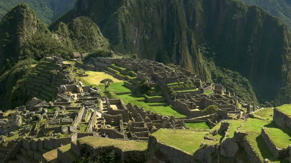 Aufnahme von Machu Picchu an einem nebligen Morgen — Stockfoto