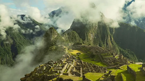 Nevel stijgt uit een vallei in Machu Picchu — Stockfoto