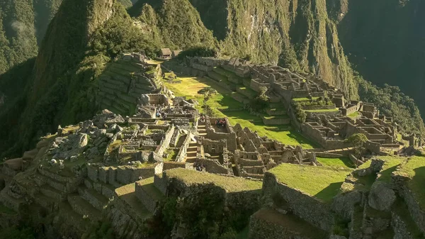 Aus der Vogelperspektive auf Machu Picchu an einem nebligen Morgen — Stockfoto