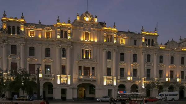 利马，秘鲁- 2016年6月12日：利马圣马丁广场一座历史建筑的黄昏拍摄 — 图库照片