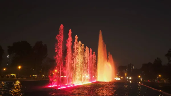 利马神奇水电路喷泉的红色照明 — 图库照片
