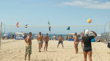 Rio De Janeiro, Brezilya- 26 Mayıs, 2016: Rio Copacabana plajında voleybol oyununda servis
