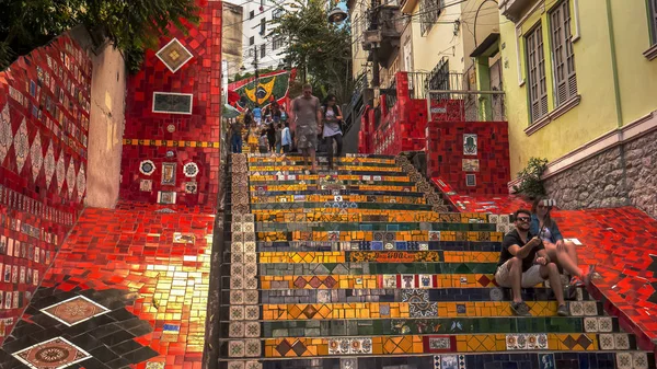 Rio de Janeiro, Brazilië-25, mei, 2016: toeristen bij selaron steps in Rio de Janeiro — Stockfoto