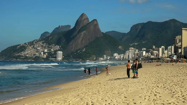 Um grupo de surfistas assiste as ondas em ipanema no rio — Fotografia de Stock