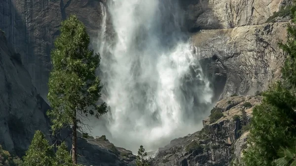Yosemite şelalenin ilk bölümünün tabanının yakın çekim — Stok fotoğraf