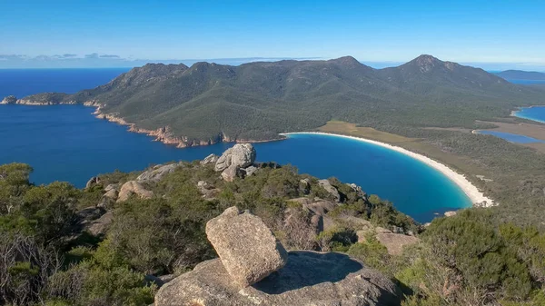 A wide angle view of wineglass bay from mt amos — Stock Photo, Image