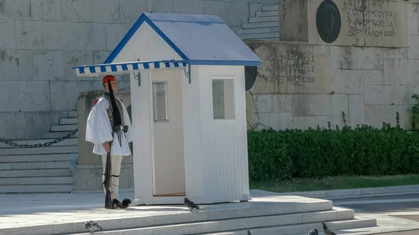 ATENAS, GRECIA - 4 DE SEPTIEMBRE DE 2016: guardia en uniforme de gala al lado de una caja de centinela en el parlamento en athens —  Fotos de Stock