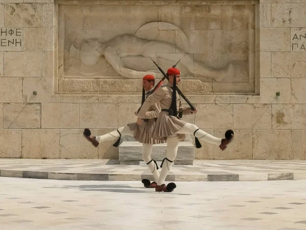 ATENAS, GRECIA - 16 DE SEPTIEMBRE DE 2016: guardias pasando por la tumba del soldado desconocido cerca del parlamento griego —  Fotos de Stock