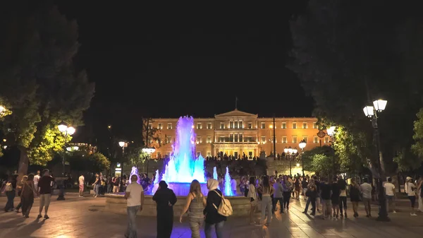 アテネ、ギリシャ- 2016年9月4日:シンタグマ広場と夜のギリシャ議会 — ストック写真
