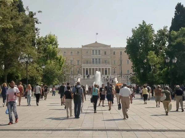 ATENAS, GRECIA - 16 DE SEPTIEMBRE DE 2016: vista de día de la plaza Syntagma y el parlamento griego — Foto de Stock