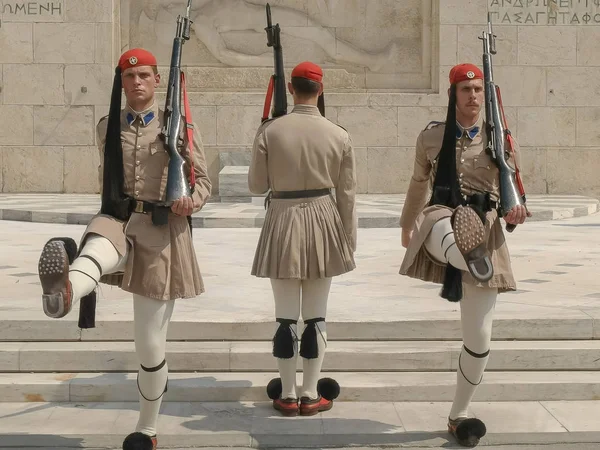 ATENAS, GRECIA-SEPTIEMBRE, 16 DE SEPTIEMBRE DE 2016: evones guardias marchan hacia la cámara en el parlamento en athens —  Fotos de Stock