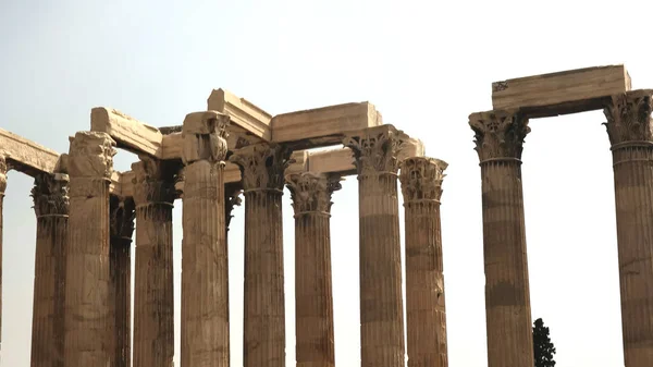 Низкий угол выстрела храма Зевса в athens, Греция — стоковое фото