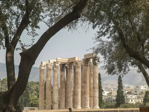 Ruínas do templo de zeus emoldurado por oliveiras em athens, greece — Fotografia de Stock