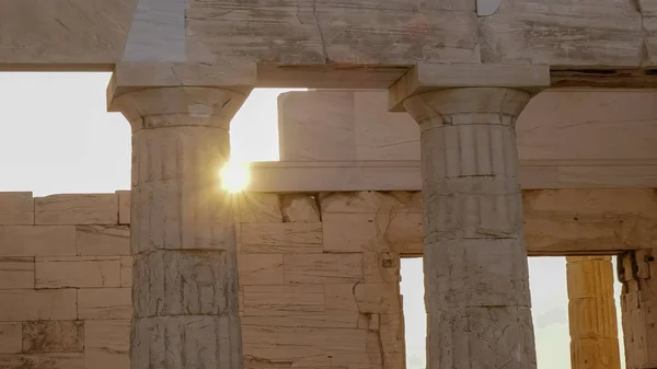 Солнце заходит позади propylaea в athens, Греция — стоковое фото