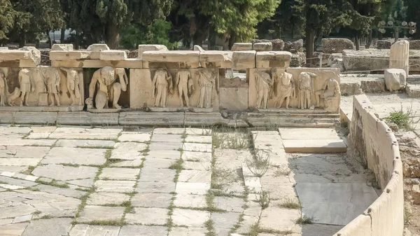 Relevos esculpidos no teatro de dionísio acrópole athens, grécia — Fotografia de Stock