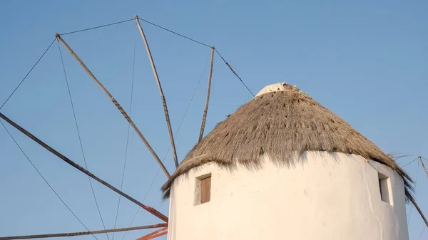 Närbild på en berömd gammal väderkvarn på Mykonos, Grekland — Stockfoto