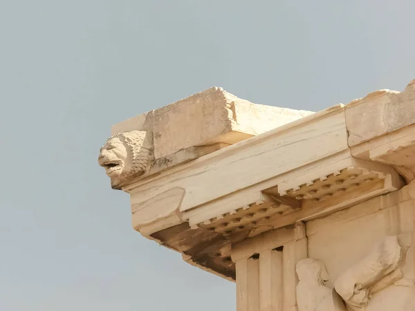 Резной лев голову на erechthion в athens, Греция — стоковое фото