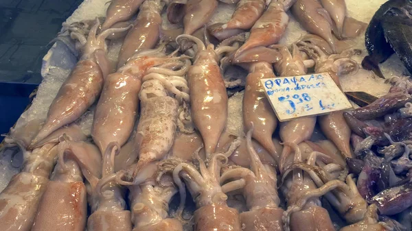 Een tafel met inktvis te koop op de centrale markt in Athene Griekenland — Stockfoto