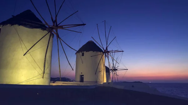 Solnedgång närbild av de gamla väderkvarnar på ön Mykonos, Grekland — Stockfoto