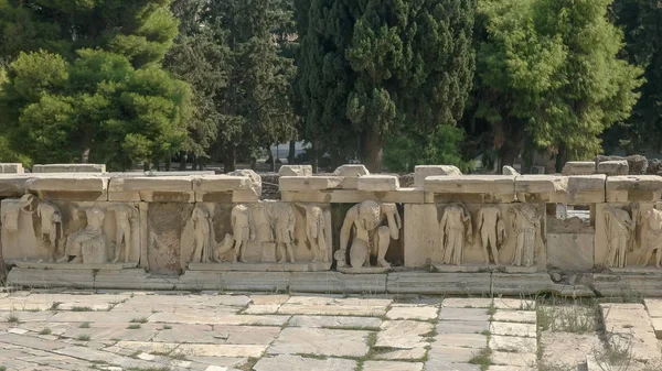 Relevos de mármore no teatro de dionysus na acrópole em athens, greece — Fotografia de Stock