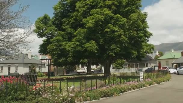 Tiro panorámico de las cabañas y el parque en el circo Arthur en el punto de batería en Tasmania — Vídeo de stock