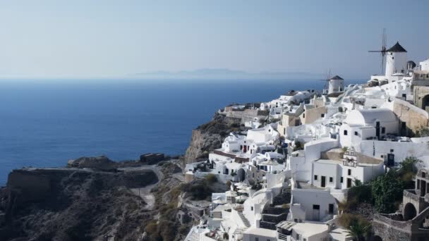 Wide view of the windmills and houses in oia, santorini — Stock Video
