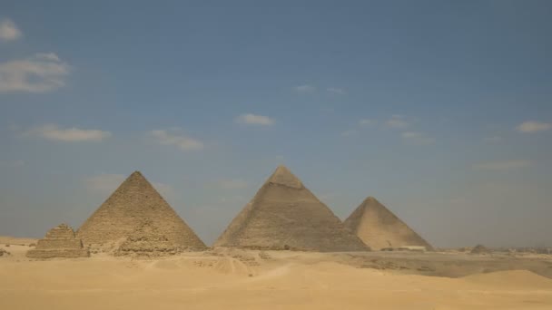 Forntida pyramider i Giza nära Kairo i Egypten — Stockvideo