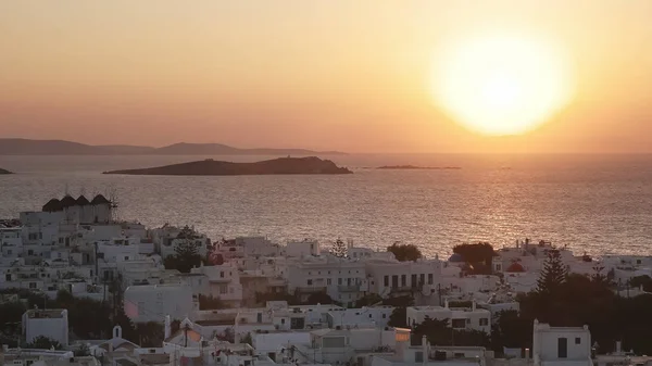 Solnedgång i staden Chora på Mykonos, Grekland — Stockfoto