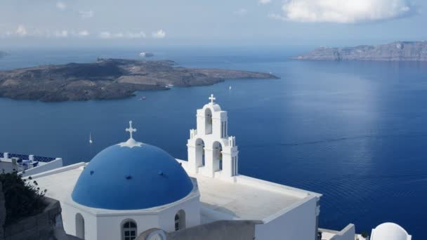 Três sinos da igreja e o vulcão em fira, santorini — Vídeo de Stock