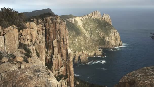 Toma de la tarde del pilar del cabo en Tasmania, Australia — Vídeo de stock