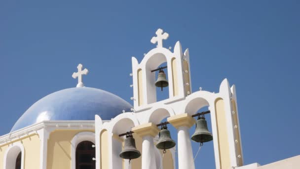 Una cúpula de la iglesia y cuatro campanas en fira, santorini — Vídeo de stock