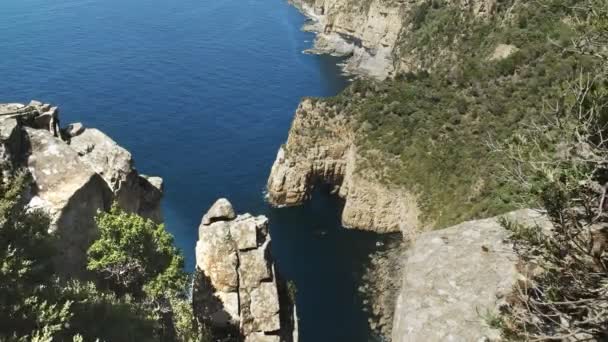 高角度拍摄海拱在海角豪伊，塔斯马尼亚 — 图库视频影像