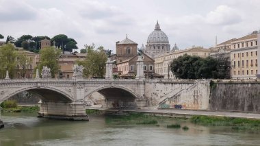 Roma, İtalya- 5 Eylül 2016: St Peters Bazilikası ve Roma'daki Tiber Nehri'nin çekimi