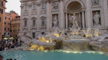 Roma'da trevi çeşmesinde turistlerin alacakaranlık atış