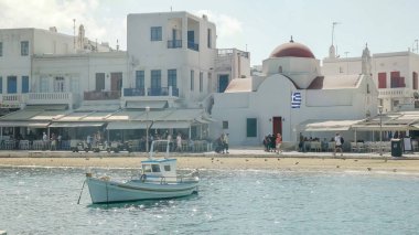 Mikonos, Yunanistan- 13 Eylül 2016: Mikonos'taki Chora kasabasında balıkçı teknesi ve kilise