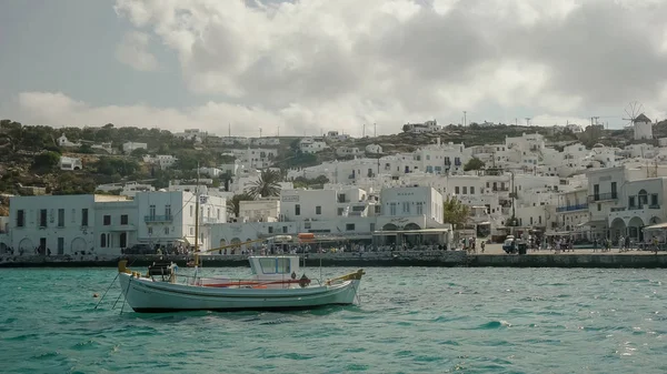 MYKONOS, GREECE- SETEMBRO, 13, 2016- um barco de pesca em Chora em mykonos — Fotografia de Stock