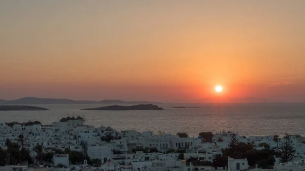 La puesta de sol detrás de la ciudad de chora en la isla de mykonos — Foto de Stock