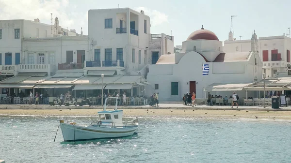 Mykonos, Grekland-september, 13, 2016: fiskebåt och kyrka i staden Chora på Mykonos — Stockfoto