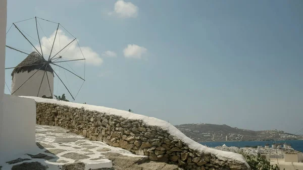 Stort skott av en gammal väderkvarn ovanför Chora på Mykonos — Stockfoto