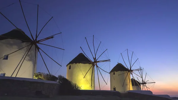 Solnedgång skott av de gamla väderkvarnar på ön Mykonos — Stockfoto