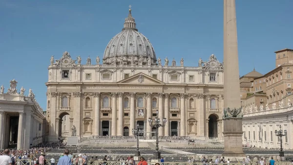 Rome, Olaszország-szeptember 6, 2016: a turisták látogatása St Peters bazilika és a Vatikán Rómában — Stock Fotó