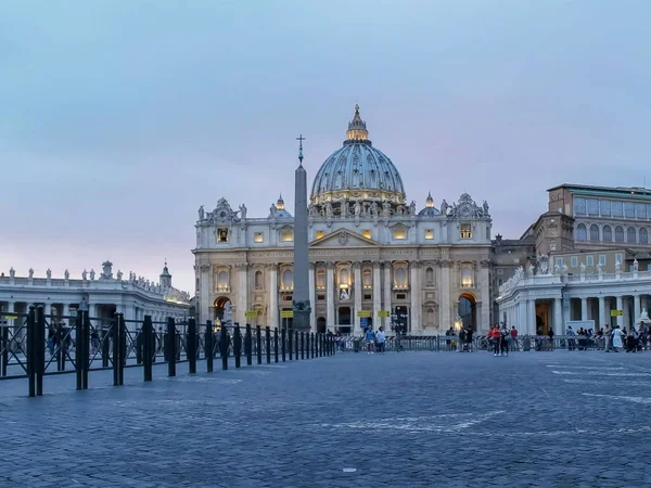 Ampla vista de baixo ângulo do crepúsculo em st peters no Vaticano — Fotografia de Stock