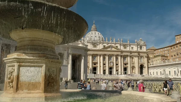 ROME, ITALY- SEPTEMBER, 6, 2016: a fountain in st peters square at the vatican — Stock Photo, Image