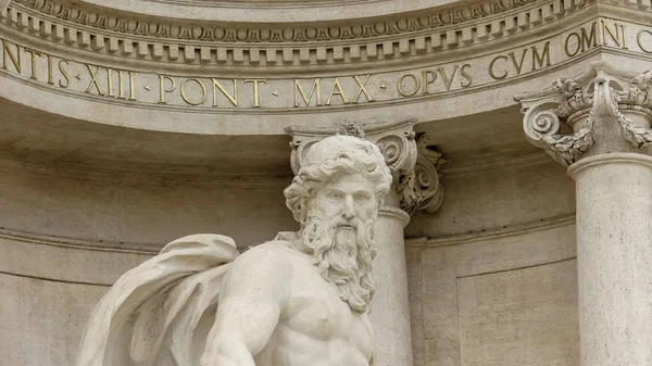 Закрытие статуи оцеануса у треугольника в Риме — стоковое фото