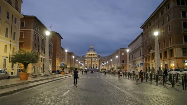 Photographer takes a shot of st peters from via conciliazione, rome — Stock Photo, Image