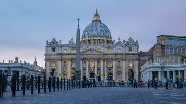 Crepúsculo em st peters basílica na cidade vaticana — Fotografia de Stock