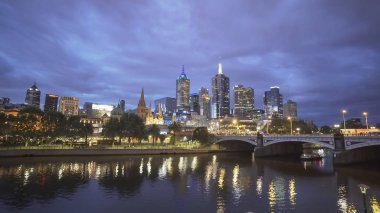 Yarra Nehri ve Melbourne şehir gece geniş açı görünümü