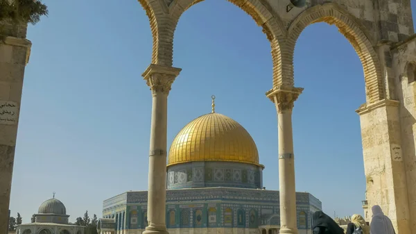 Frauen gehen auf Felskuppel in jerusalem zu — Stockfoto
