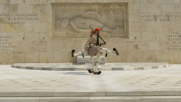 ATENAS, GRECIA - 16 DE SEPTIEMBRE DE 2016: guardias en la tumba del soldado desconocido cerca del parlamento griego en athens —  Fotos de Stock